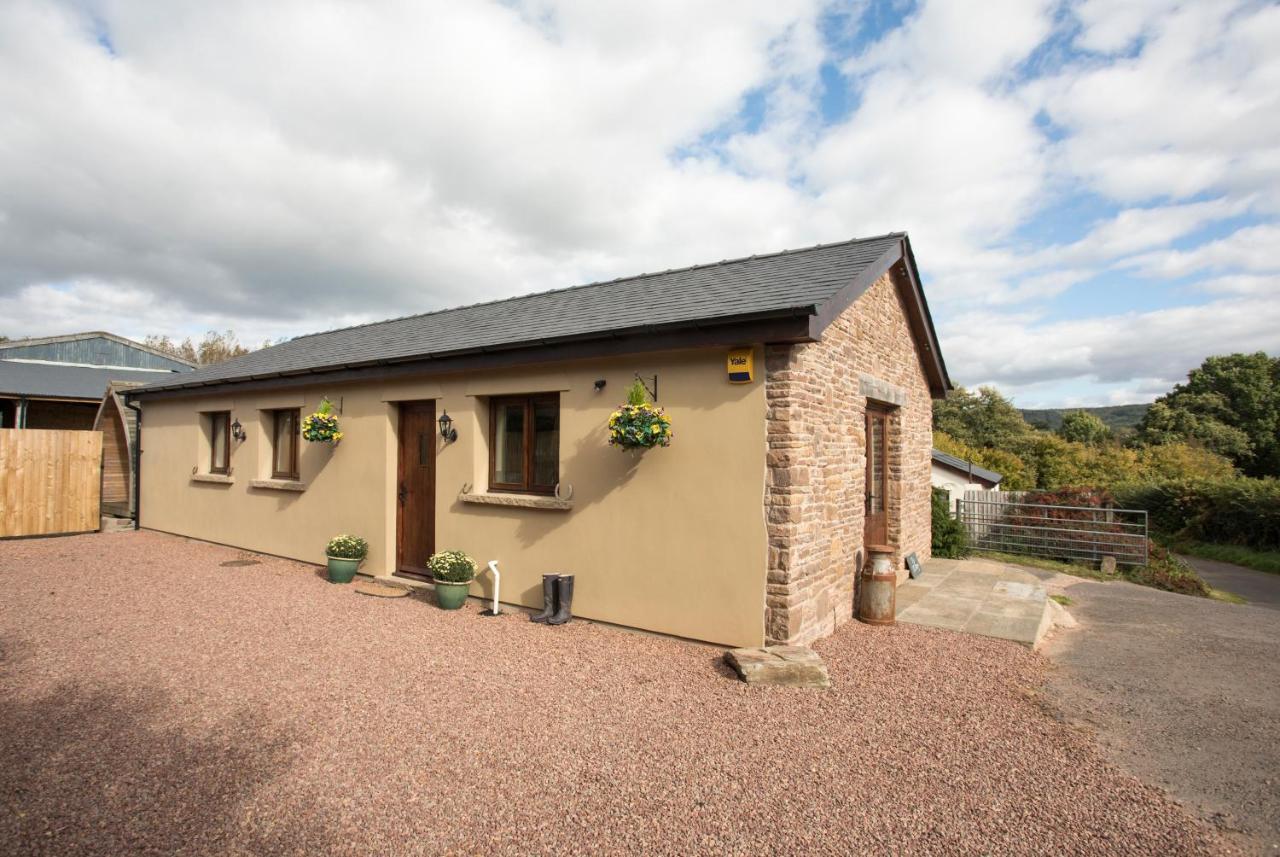 The Old Dairy - Boutique Countryside Cottage At Harrys Cottages Pen-y-Clawdd Eksteriør billede