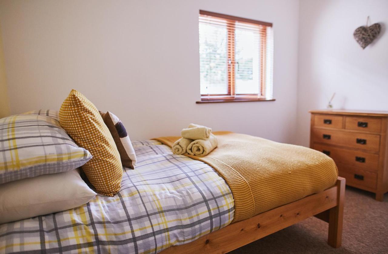 The Old Dairy - Boutique Countryside Cottage At Harrys Cottages Pen-y-Clawdd Eksteriør billede